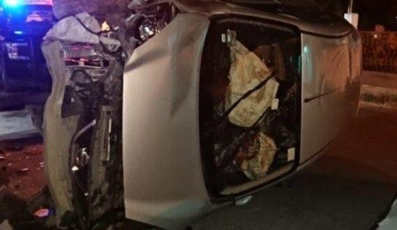 Volcadura de auto por recoger una cartera