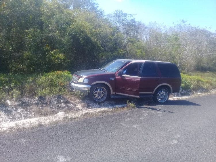 Intentan ejecutar a dos sujetos en carretera de Felipe Carrillo Puerto.