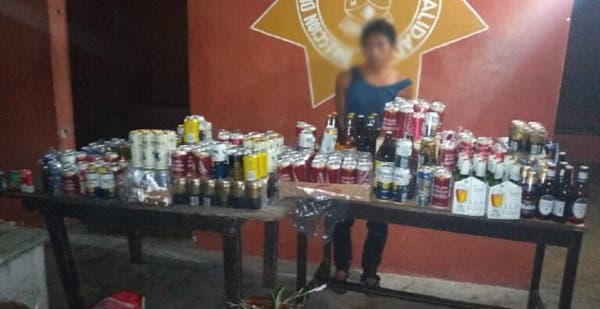 Detenido por robar en un expendio de cerveza.