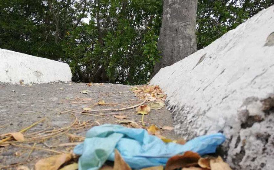 Cubrebocas desechados en las calles 50, 67 y 69 del centro de Mérida.