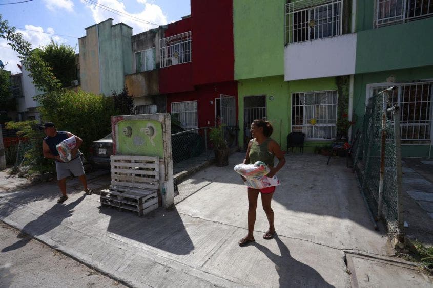 Recomendaciones para prevenir el contagio por COVID-19: · Lavarse las manos frecuentemente con agua y jabón. · Cubrirse nariz y boca con el lado interno del brazo al toser y estornudar; usar pañuelos desechables. · No tocarse los ojos, nariz y boca con las manos sucias. · Mantener desinfectadas las superficies de las casas, escuelas y oficinas, así como objetos de uso común. · Quedarse en casa si presenta infección respiratoria, y si supera los 38°C de fiebre acudir a su unidad de salud. · Mantener una distancia social de un metro con otras personas.