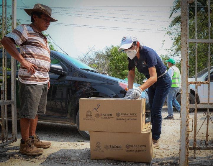 El municipio está a cargo de la logística y contribuye con el personal de las brigadas, vehículos, combustible y la seguridad, para repartir las despensas enviadas a la comunidad por los gobiernos del Estado y Federal