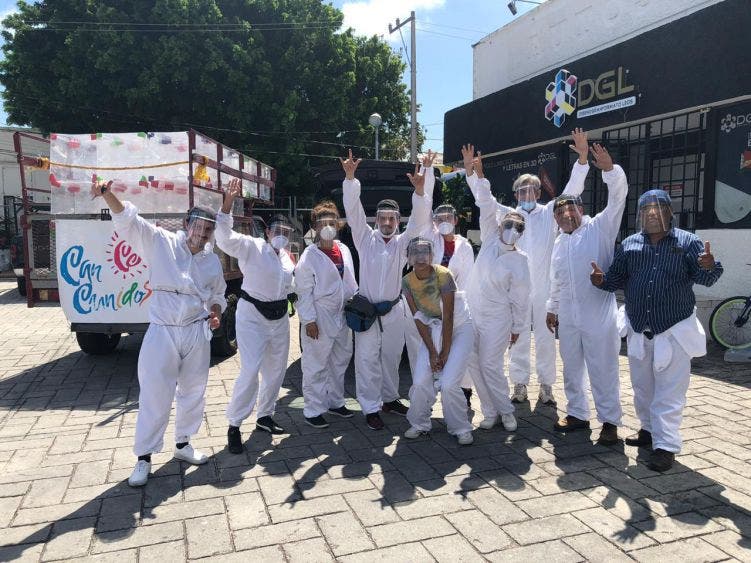 Donan insumos de protección en hospitales de Cancún, la agrupación “CancUnidos” entregaron este día insumos de protección a personal médico