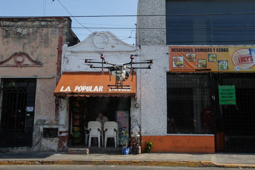 Sanitización de calles en Mérida.