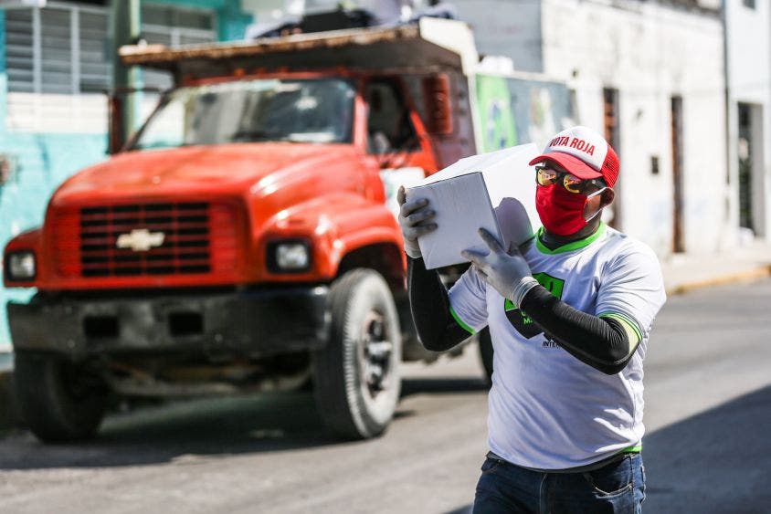Declara el Presidente Municipal que, en coordinación con el Gobierno del Estado, este día fueron entregados 3,000 apoyos alimentarios en las colonias Centro y Andrés Quintana Roo