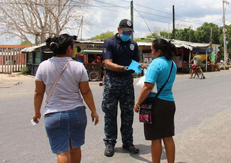 Elementos de la Secretaría municipal de Seguridad Pública y Tránsito reparten tapabocas en distintos puntos de la localidad, indica