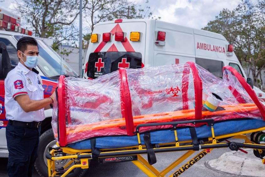 Anuncia que, para el traslado de pacientes confirmados de Covid-19, el Ayuntamiento entregó una cápsula XE y equipo de protección personal que usarán paramédicos de la isla