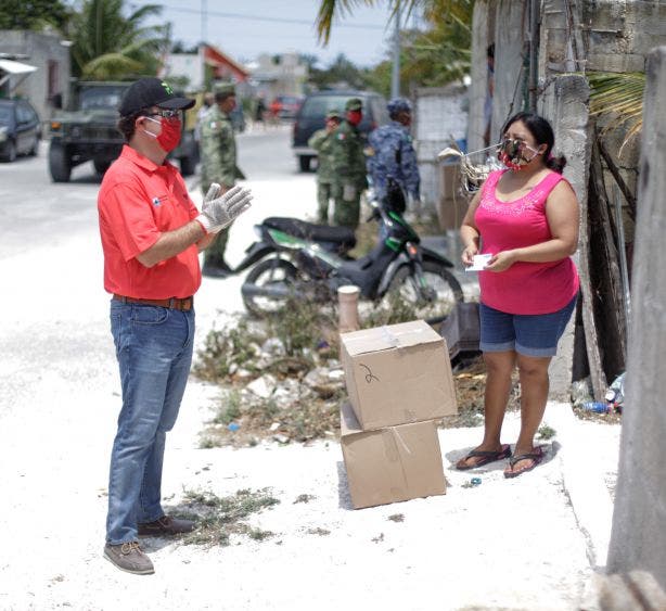 Asegura el Presidente Municipal que en coordinación con los Gobiernos Federal y Estatal, se continuará la entrega de despensas casa por casa, para que durante esta emergencia sanitaria por Covid-19 no falten los alimentos en la mesa de las familias cozumeleñas