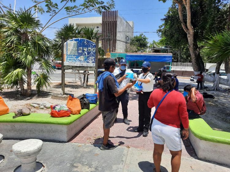 Policía Quintana Roo de Puerto Morelos entrega cubrebocas a la ciudadania, de manera gratuita debido a la extrema necesidad