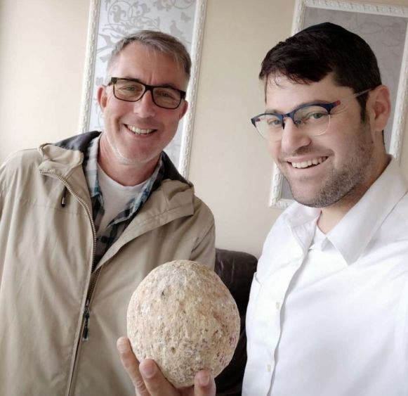 Uzi Rotstein de la Autoridad de Antigüedades de Israel y Moshe Manies con la piedra balista. Foto: Moshe Manies