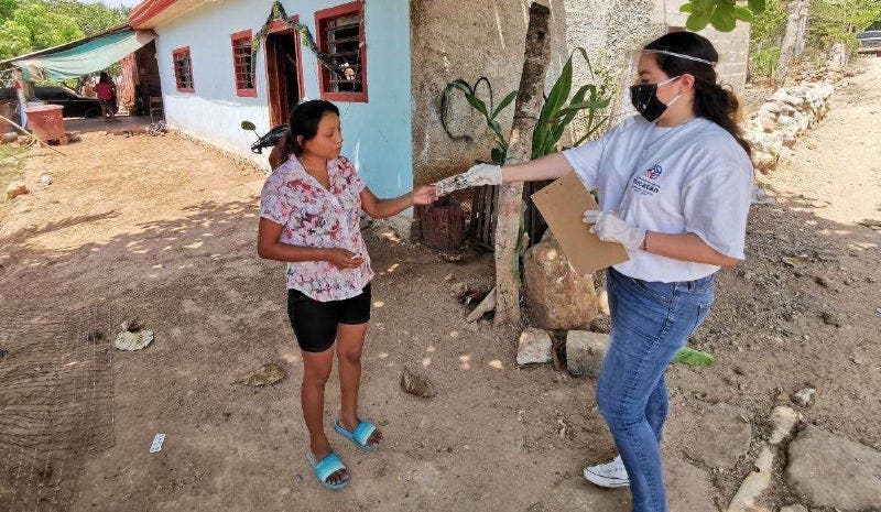 Personal entregando apoyos del seguro de desempleo en Yucatán.