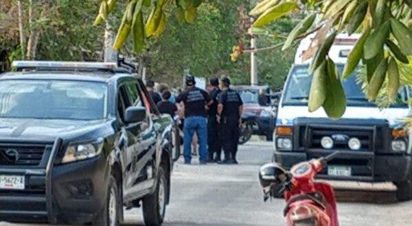 Policías y personal de la Fiscalía General del Estado en el lugar de los hechos.
