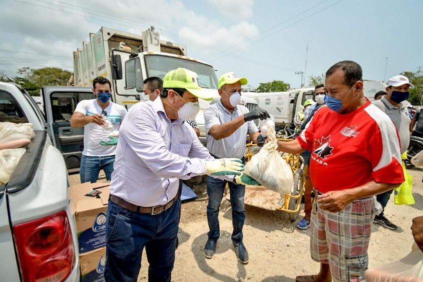 Reciben apoyo alimentario de una empresa distribuidora de verduras