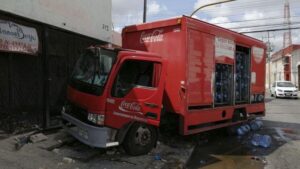 Dos lesionados deja choque entre camiones; dañan una vivienda