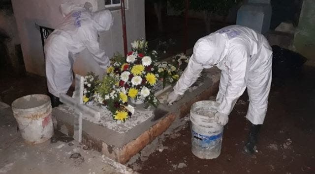 Realizan entierros bajo protocolos de Covid-19.