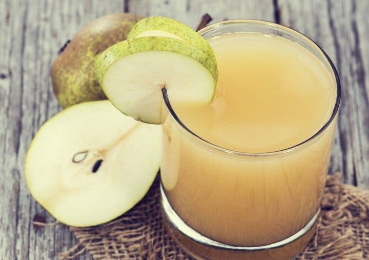 Prepara un refrescante jugo de pera para acompañar tus comidas