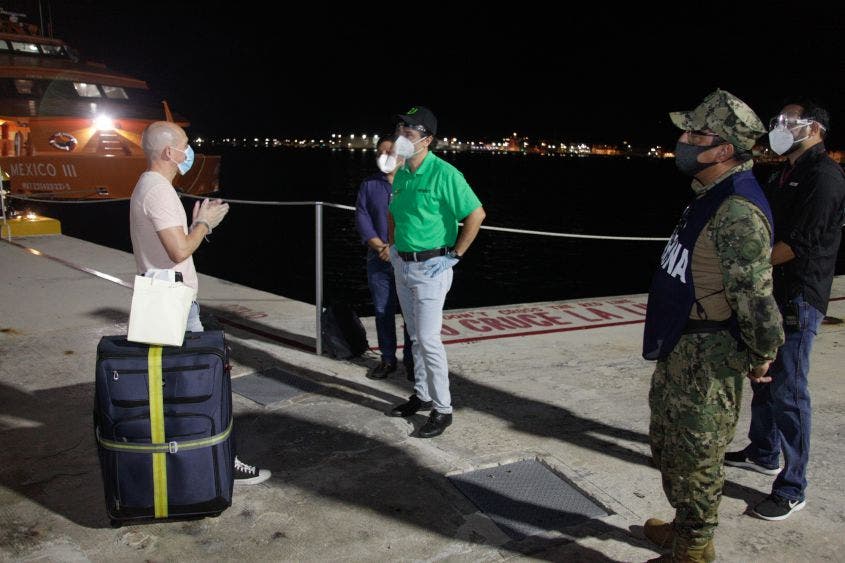 Resalta que en momentos difíciles y de incertidumbre, el lugar más seguro para cualquier ser humano es su casa, ya que es el refugio que buscamos como medio de protección ante cualquier momento de adversidad, de ahí la importancia de ser un puente humanitario, siguiendo todas las medidas de seguridad sanitaria