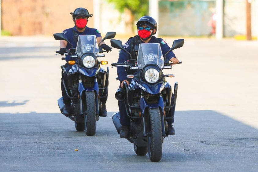Destaca que las medidas sanitarias emergentes en Cozumel incluyen restricciones a la circulación de vehículos y personas, de 5:00 de la tarde a 5:00 de la mañana; el uso obligatorio de cubrebocas para salir a la calle; el cierre de playas, unidades deportivas, parques y comercios catalogados como no esenciales, entre otras