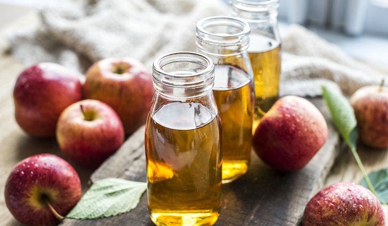Beneficios del vinagre de manzana que te harán tenerlo siempre en casa