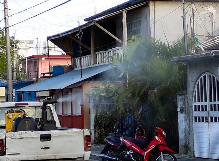 En Cozumel atienden llamado para prevenir enfermedades por vector; realizan autoridades campaña de nebulización en colonias de la isla.