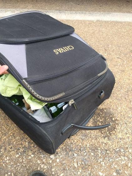 Atacan tráfico de licor en filtro sanitario de José María Morelos; policías decomisan 60 botellas en una maleta “sin dueño” en un autobús.