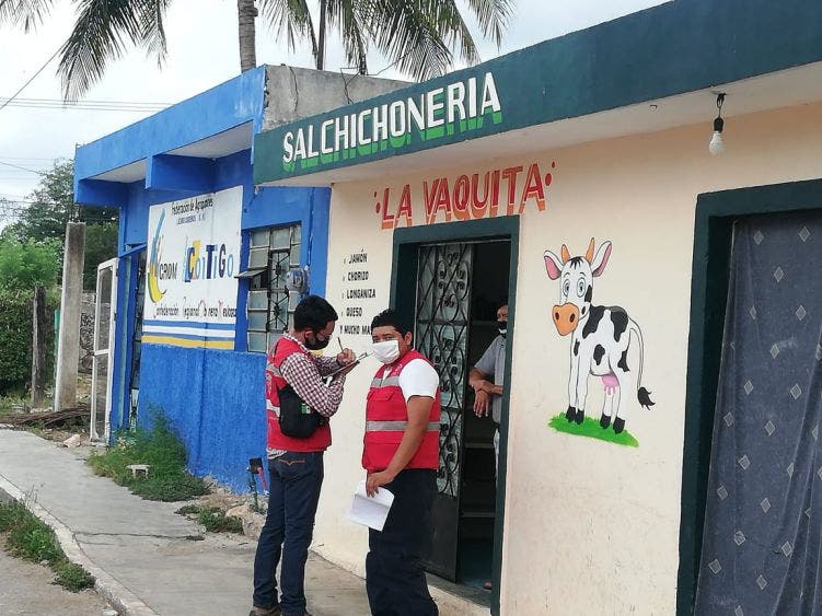 Suspenden negocio por no acatar las medidas sanitarias; empleado y consumidores no portaban cubrebocas ni respetaban la sana distancia.