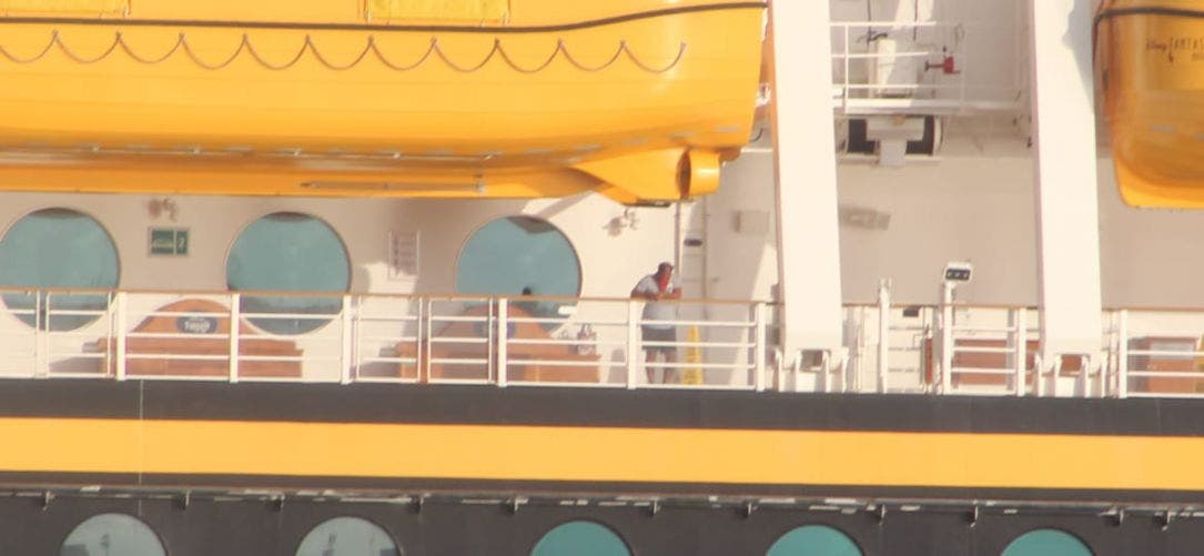 Llega el crucero Disney Fantasy a Cozumel con 68 repatriados; listas las autoridades de Salud y Migración.