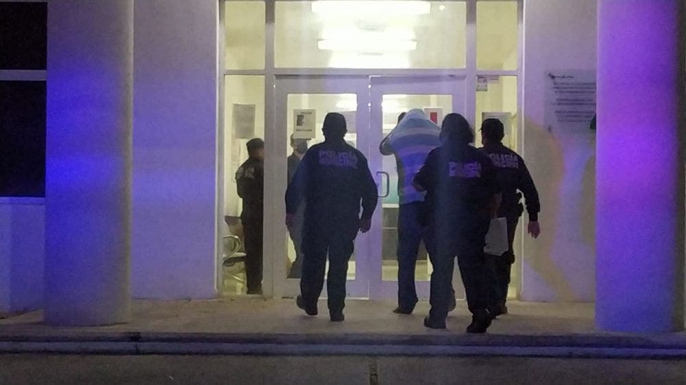 Rescatan en casa de seguridad a joven secuestrado en Cozumel; en el lugar detuvieron a una persona y decomisaron armas y cartuchos.