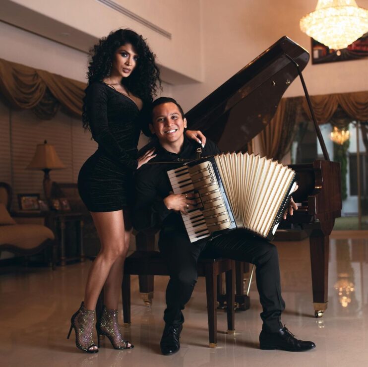 Edwin Luna usa tanga de Kimberly como cubrebocas y lo destrozan