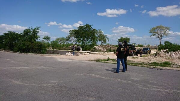 Autoridades realizan la investigación del posible feminicidio.