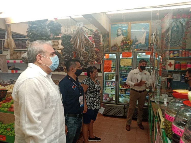 Supervisan autoridades de BJ medidas sanitarias en Mercado 23; locatarios cumplen de cara a la reapertura y evitar el Covid-19.