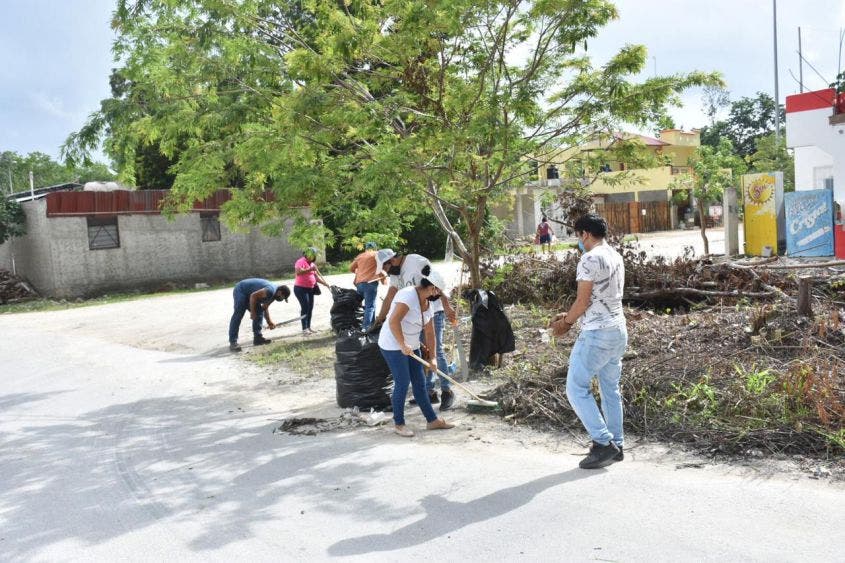 Simultáneamente empezaron las acciones de confección de cubre bocas por artesanos de la zona maya