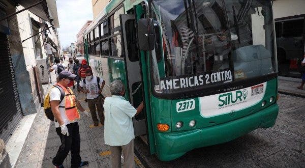 Aplican la sana distancia en el transporte público.