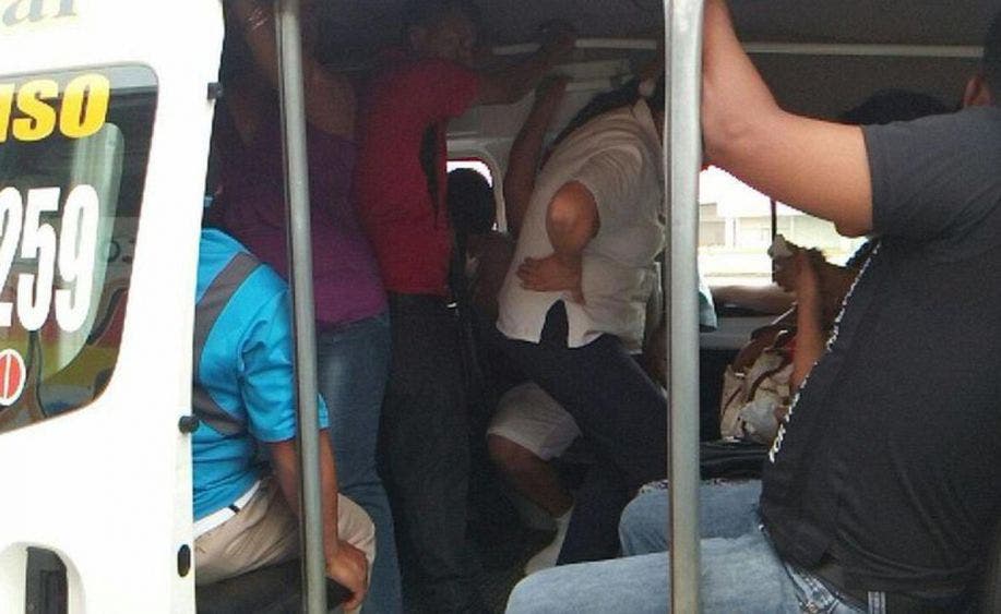 Choferes de Urvans en Cancún continúan ignorando medidas sanitarias; solamente tienen autorizados llevar a ocho pasajeros.