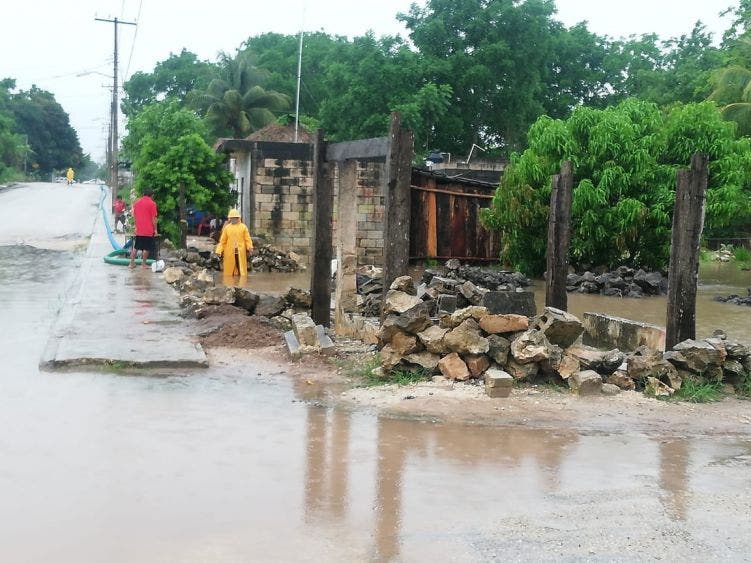Desalojan agua estancada en colonias de Kantunilkín; autoridades municipales realizan trabajos preventivos por las lluvias.