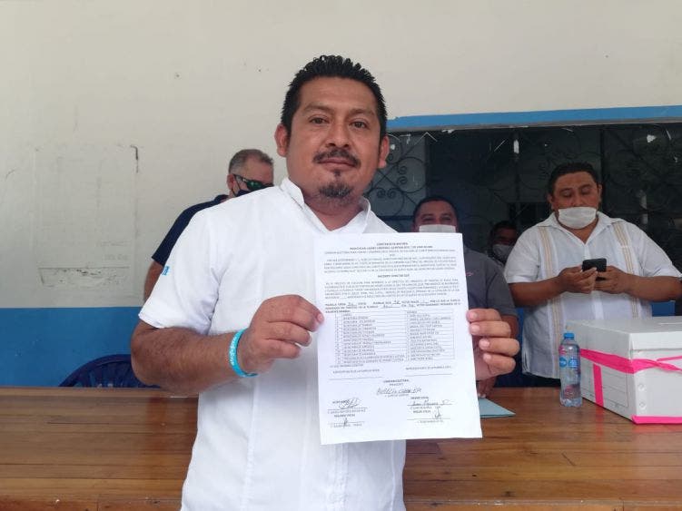 Eligen nuevo secretario general de taxistas en Nuevo X-Can; con 78 votos se alzó con el triunfo Joel Hau Cupul.
