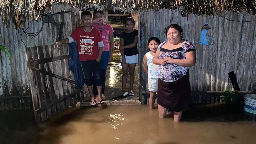Familias de Naranjal Poniente vuelven a inundarse por las lluvias; apenas habían retornado a sus viviendas tras los aguaceros.