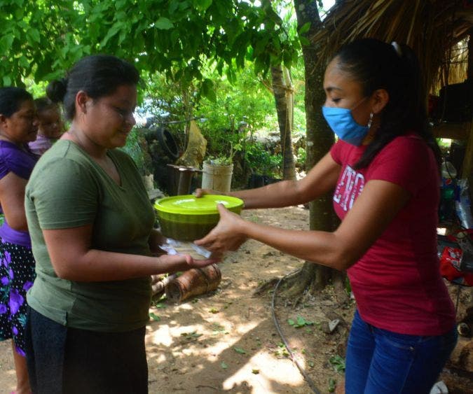 Llevan comida caliente a habitantes de comunidades de OPB; familias agradecen al diputado Luis Alegre y Luis Carrillo los apoyos recibidos.