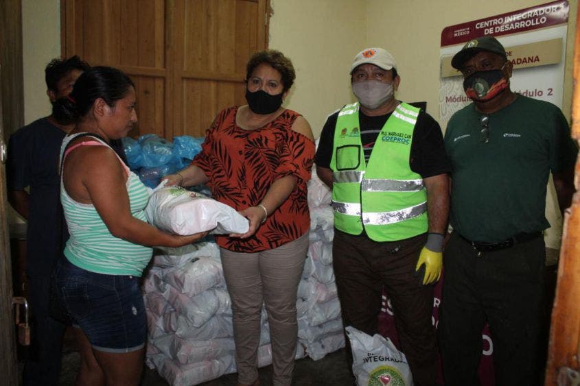 Entregan apoyo alimentario a familias afectadas por las lluvias en JMM; agradecen habitantes de comunidades al gobernador Carlos Joaquín.