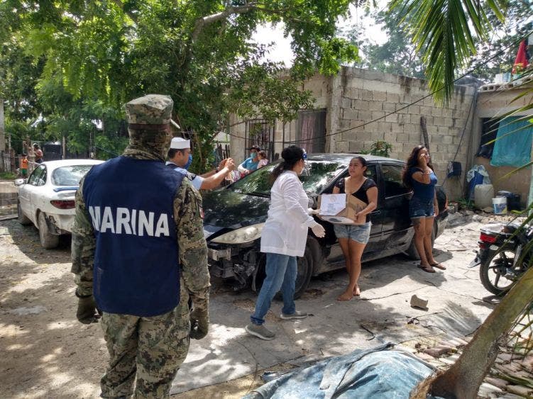 Damas promotoras de la Semar donan despensas a familias cozumeleñas; esta vez el apoyo llegó a habitantes del Ranchito y Las Fincas.