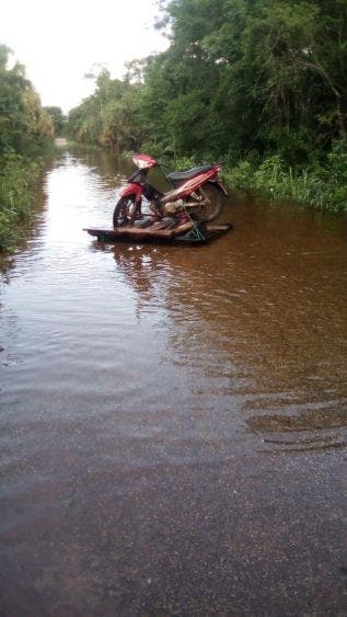 En JMM construyen balsa rudimentaria para trasladar ‘bicis’ y motocicletas; usan la creatividad para poder cruzar por zonas anegadas.