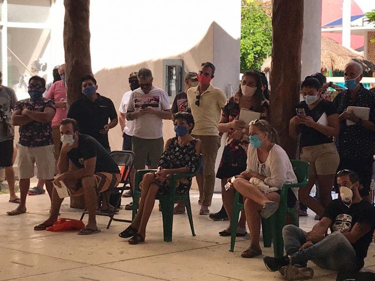 En Holbox capacitan en la nueva normalidad a prestadores de servicios turísticos; personal de la Cofepris dan a conocer los lineamientos.