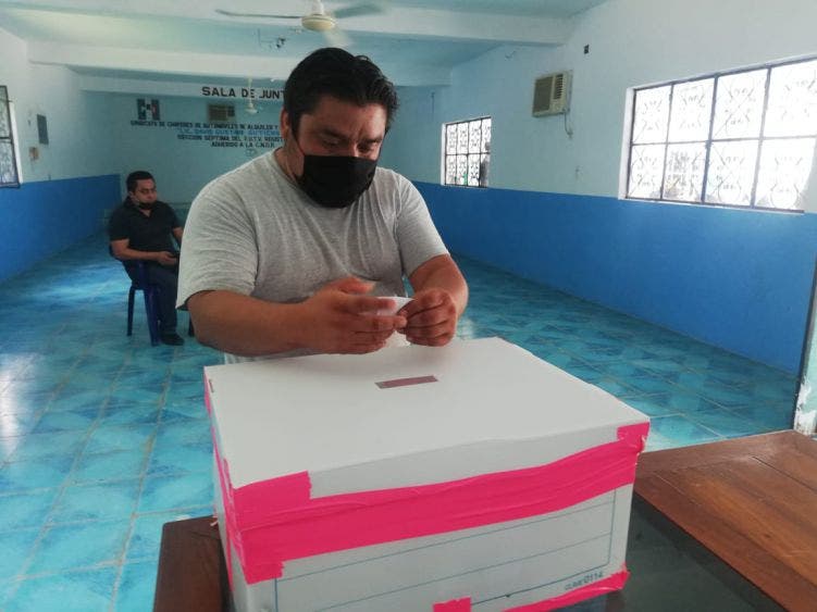 Impide Covid toma de protesta de líder taxista en Nuevo X-Can; algunas versiones indican que fue impugnada la elección de Joel Hau.