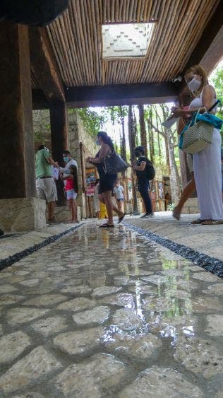 Los visitantes fueron recibidos por el Presidente, Director General y Socio Fundador de Grupo Xcaret, el arquitecto Miguel Quintana Pali.