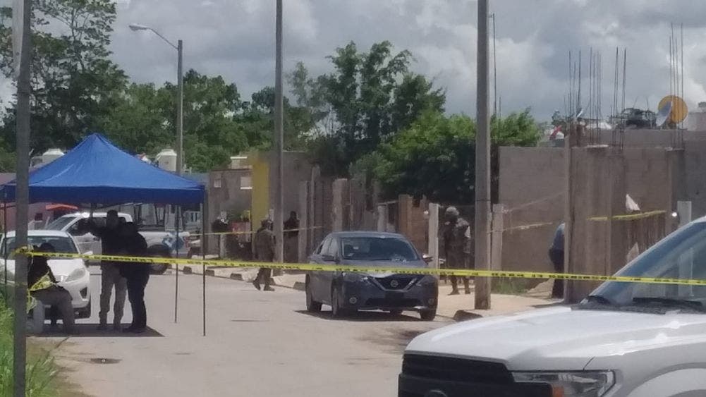 Catean y aseguran casa en colonia Centenario de Chetumal; tres personas fueron detenidas y trasladadas a las instalaciones de la FGE.