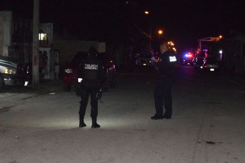 Trailero pone en riesgo a policías y automovilistas en filtro del C-4 de Chetumal; fue detenido en Subteniente López tras una persecución.