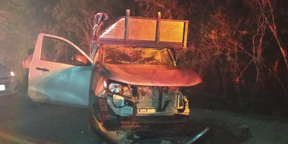 Brutal colisión en los límites de Quintana Roo y Yucatán; el accidente dejó dos personas lesionadas de gravedad.