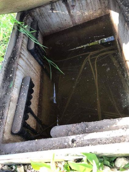 Responsabilizan a la CFE de accidentes en el puerto de Chiquilá; los registros subterráneos están llenos de agua y continúan los apagones.