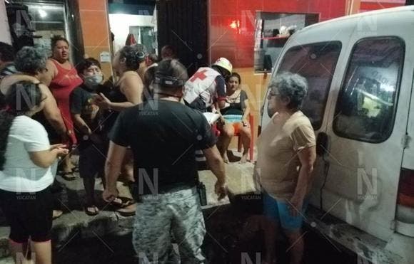 Familia afectada por incendio tras un cortocircuito.- Foto Novedades de Yucatán.