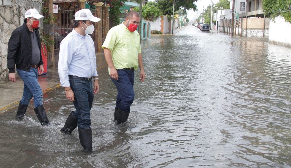 Recorre el Presidente Municipal las colonias Centro, 10 de Abril, San Miguel, entre otras, para constatar los trabajos de desazolve, limpieza y mantenimiento de pozos pluviales, a fin de evitar inundaciones en principales calles y avenidas del destino